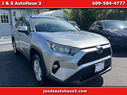 Used 2021 Toyota RAV4 XLE FWD image 1