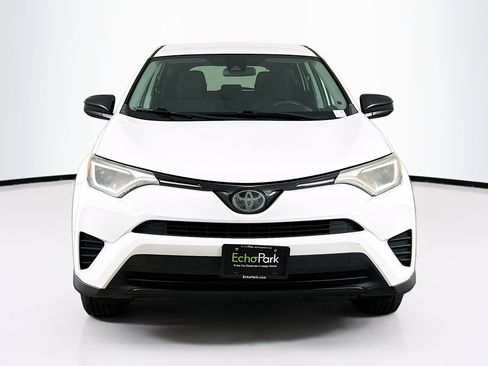Used 2018 Toyota RAV4 LE FWD image 2