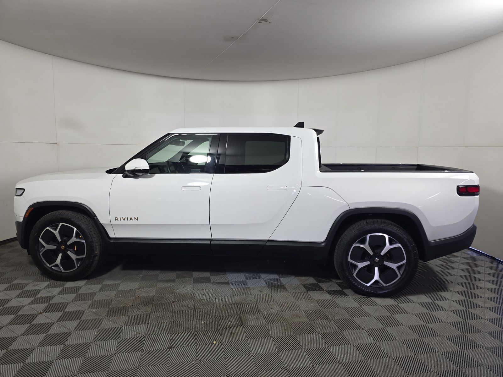Used 2022 Rivian R1T Adventure AWD/4WD image 2