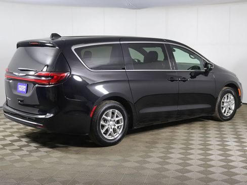 Used 2025 Chrysler Pacifica Select FWD image 11