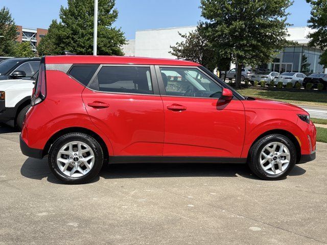 Used 2024 Kia Soul LX w/ Option Group 015 FWD image 2