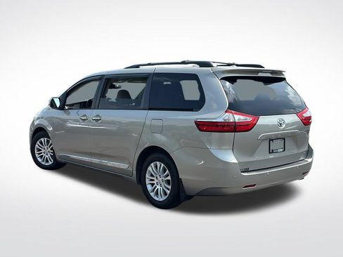 Used 2017 Toyota Sienna XLE w/ XLE Navigation Package FWD image 5