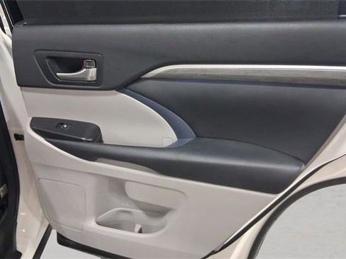 Used 2017 Toyota Highlander Limited image 17