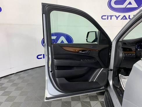 Used 2019 Cadillac Escalade Luxury image 14