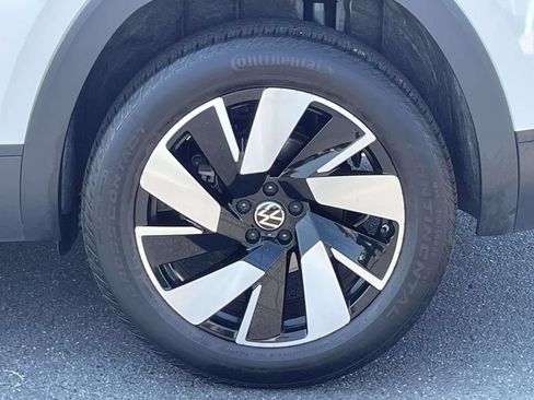 Used 2025 Volkswagen Atlas Cross Sport SE FWD image 12