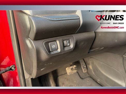 Used 2023 GMC Acadia SLE image 11