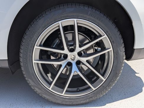 Certified 2025 Porsche Macan AWD/4WD image 29