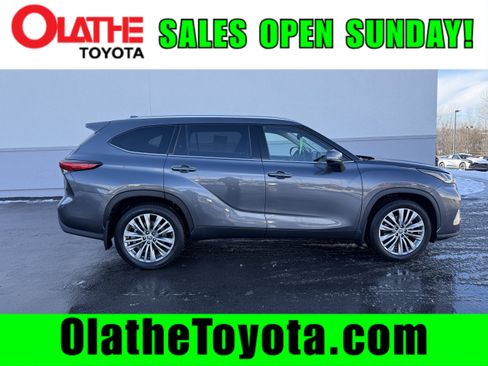 Certified 2022 Toyota Highlander Platinum image 1