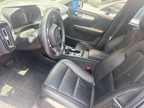 Used 2022 Volvo XC40 T5 Momentum AWD/4WD image 2