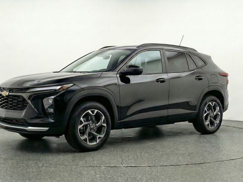 Used 2025 Chevrolet Trax LT w/ LT Convenience Package image 3