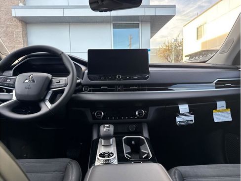 Used 2025 Mitsubishi Outlander SE image 12