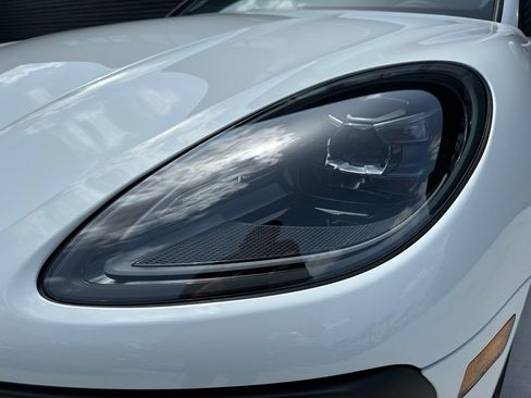 Certified 2025 Porsche Macan Turbo image 13