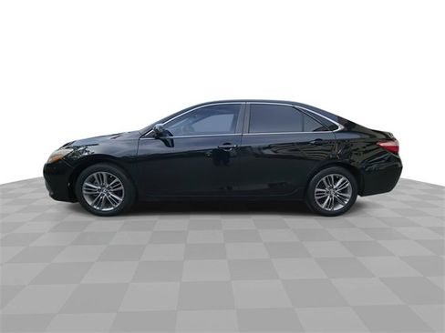 Used 2017 Toyota Camry SE image 5