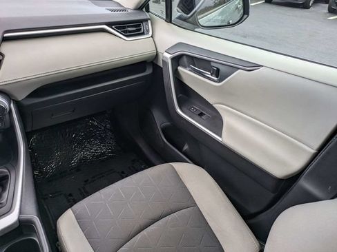 Used 2020 Toyota RAV4 XLE w/ Convenience Package FWD image 17