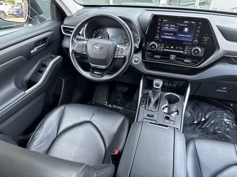 Used 2021 Toyota Highlander XLE AWD/4WD image 19