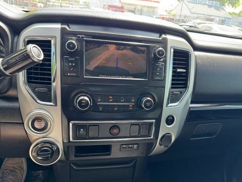 Used 2019 Nissan Titan SV image 22
