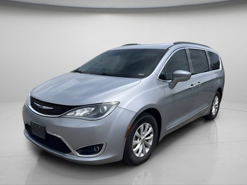 Used 2017 Chrysler Pacifica Touring-L FWD image 12