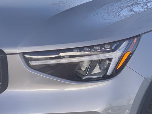 Used 2025 Volvo XC40 B5 Plus image 6