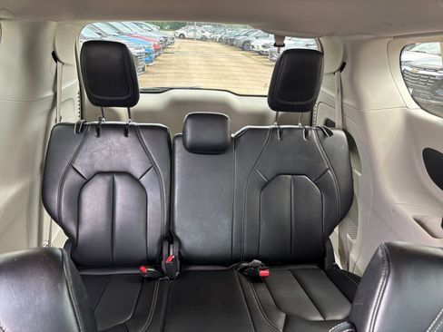 Used 2023 Chrysler Pacifica Touring-L FWD image 31
