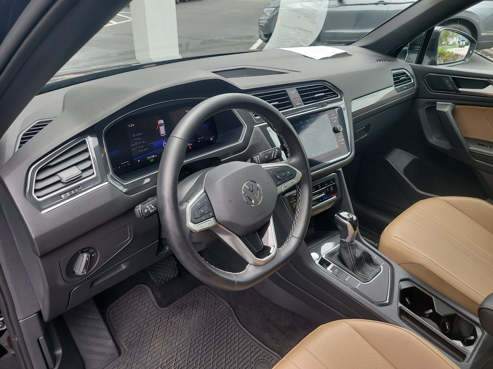Used 2024 Volkswagen Tiguan SE w/ Panoramic Sunroof Package FWD image 19