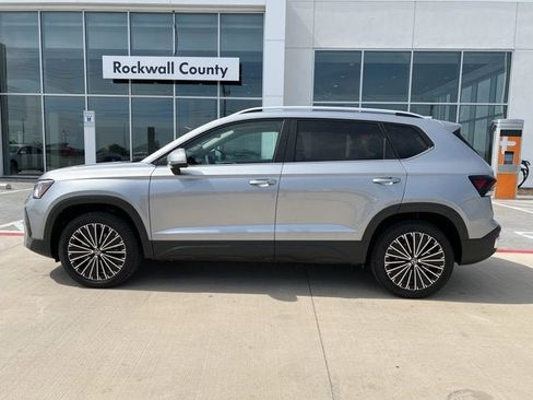 New 2025 Volkswagen Taos SE image 3