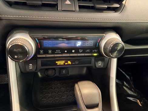 Used 2020 Toyota RAV4 XLE w/ Convenience Package AWD/4WD image 24