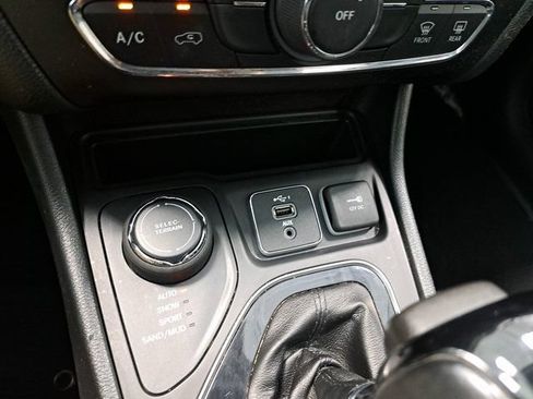 Used 2020 Jeep Cherokee Latitude Plus AWD/4WD image 15