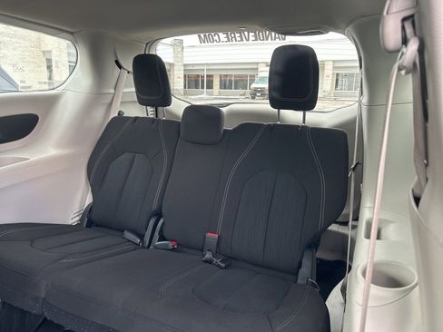 Used 2023 Chrysler Voyager LX image 7