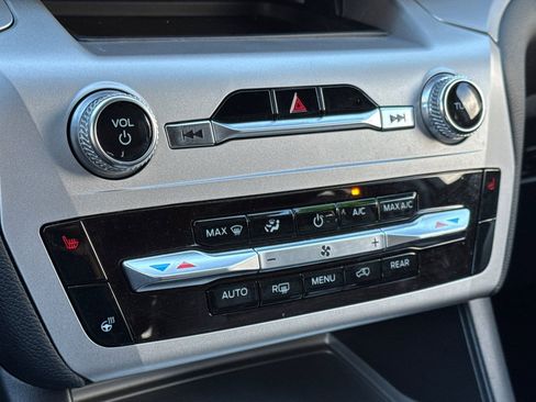 Used 2022 Ford Explorer XLT w/ Equipment Group 202A image 22