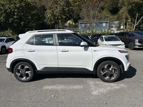 Certified 2025 Hyundai Venue SEL FWD image 2