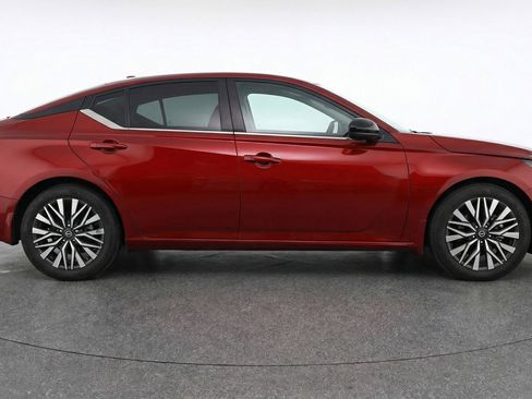 Used 2025 Nissan Altima 2.5 SV FWD image 11
