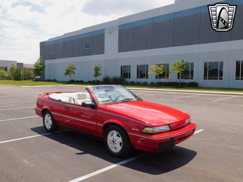 Used 1992 Pontiac Sunbird SE image 4