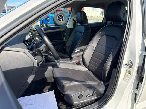 Used 2023 Volkswagen Jetta SE FWD image 2