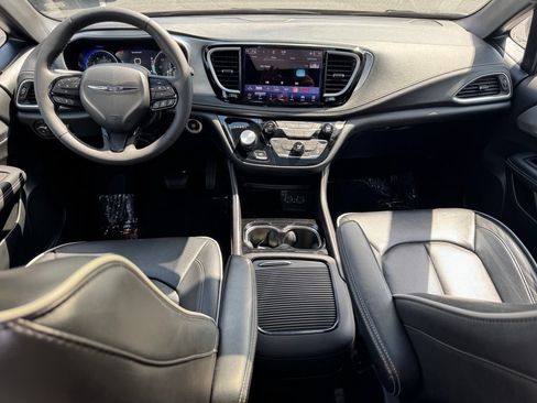 Used 2025 Chrysler Pacifica Limited FWD image 21