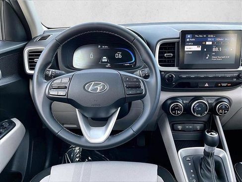 Used 2024 Hyundai Venue SEL image 7