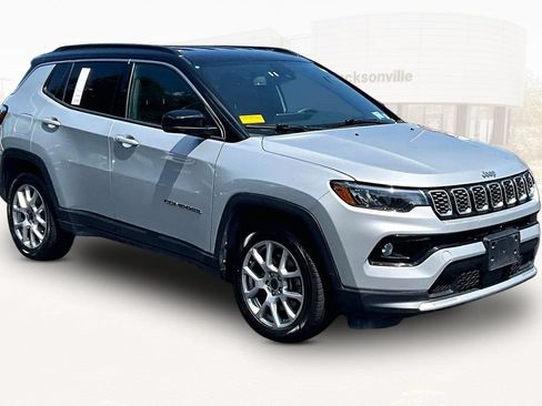 Used 2025 Jeep Compass Limited AWD/4WD image 3