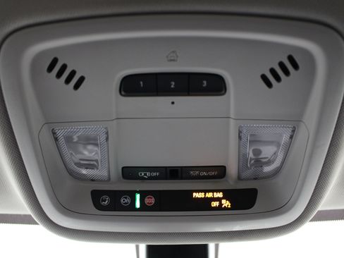 Used 2020 Chevrolet Traverse LT FWD image 19