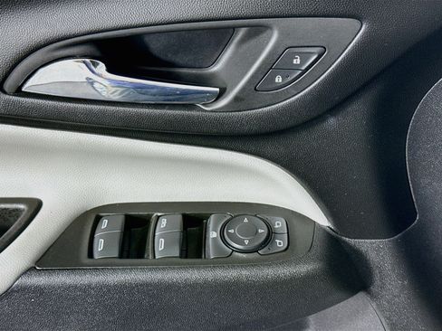 Used 2022 Chevrolet Equinox LS FWD image 24