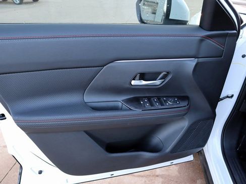 New 2025 Nissan Kicks SR image 12