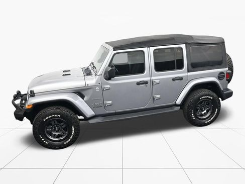 Used 2020 Jeep Wrangler Unlimited Sahara AWD/4WD image 31