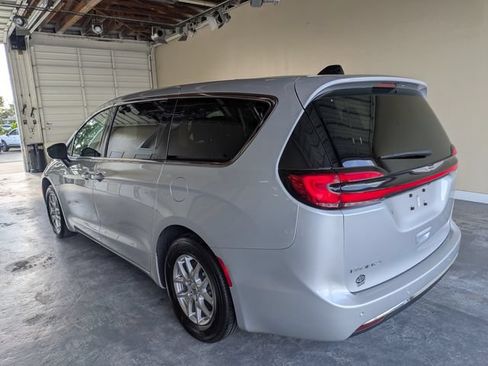 Used 2024 Chrysler Pacifica Touring-L FWD image 6