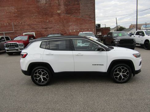 Used 2024 Jeep Compass Limited AWD/4WD image 2