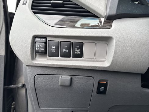 Certified 2017 Toyota Sienna XLE image 16