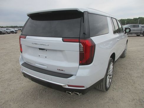 New 2026 GMC Yukon XL Denali w/ Denali Reserve Package AWD/4WD image 4