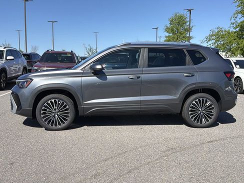 New 2026 Volkswagen Taos SE image 2