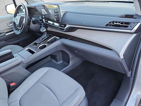 Used 2024 Toyota Sienna XLE image 20