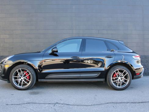 Certified 2023 Porsche Macan S image 2