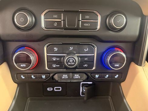 Used 2021 Chevrolet Tahoe Premier AWD/4WD image 16