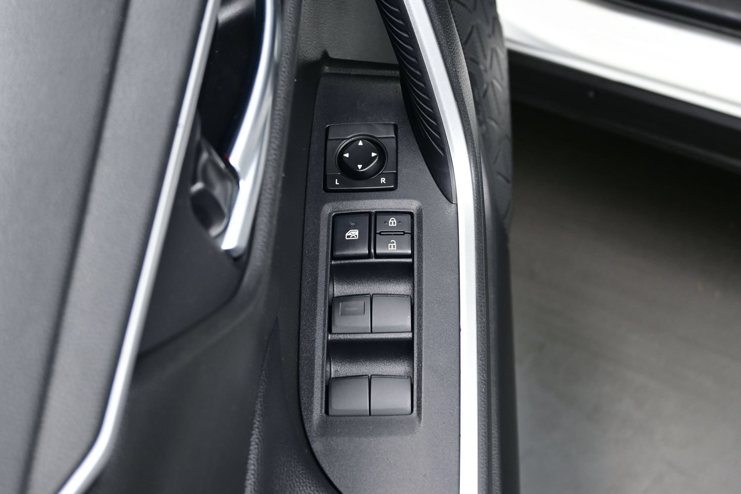 Used 2020 Toyota RAV4 XLE w/ XLE Grade Weather Package AWD/4WD image 10