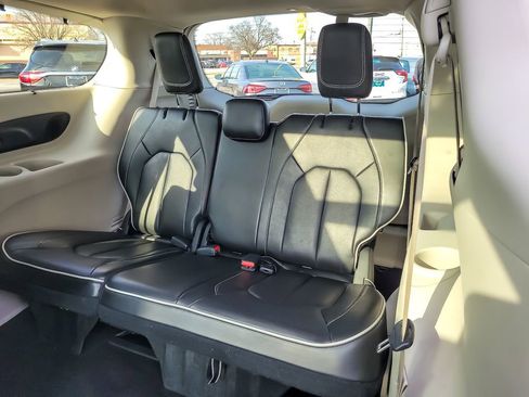 Used 2023 Chrysler Pacifica Limited image 10